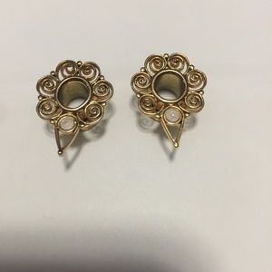 Gold tunnels with opal point